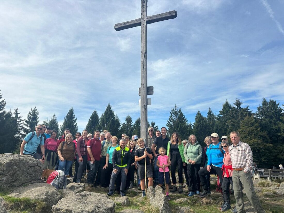 Tännesberg. Goldener Herbst, klare Fernsicht und beste Laune: 36 Sportfreunde der Abteilung RAN des TSV Tännesberg erwanderten rund um St. Englmar Pröller und Käsplatte und blickten an diesem Tag sogar bis zu den Alpen.
