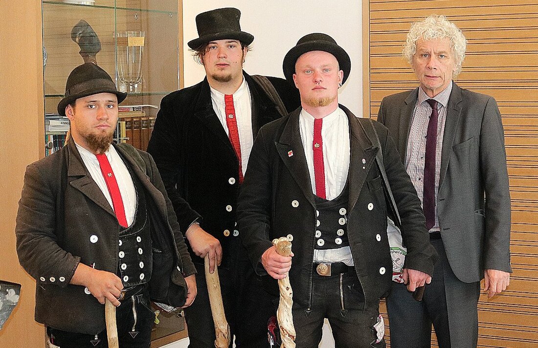 Tirschenreuth. Wenn drei Wandergesellen auf einen Landrat treffen, so hat man gleich die magische Formel beisammen. Mindestens 3 Jahre und 1 Tag müssen nämlich die drei „auf der Walz“ sein. Auf [&hellip;]