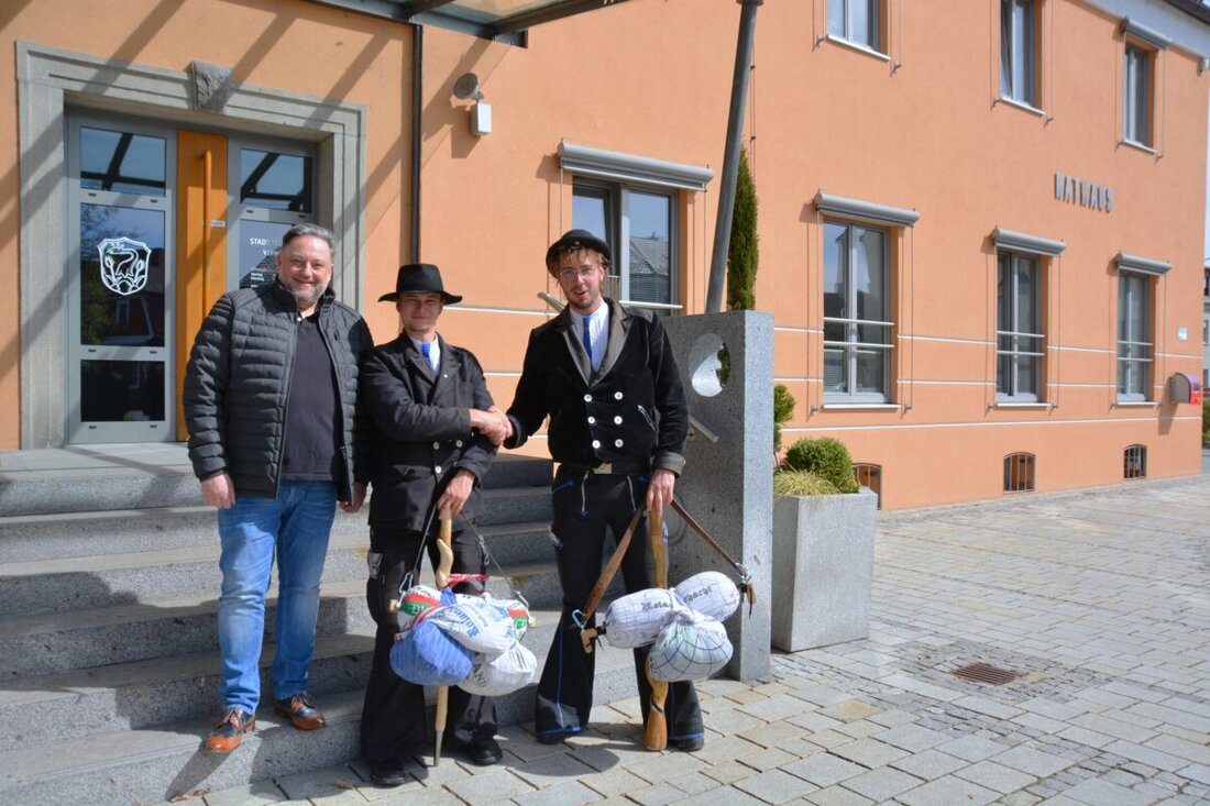 Teublitz. Mitte April 2025 empfing der Bürgermeister zwei Wandergesellen im Rathaus, die Einblicke in ihre mehrjährige Reise gaben.