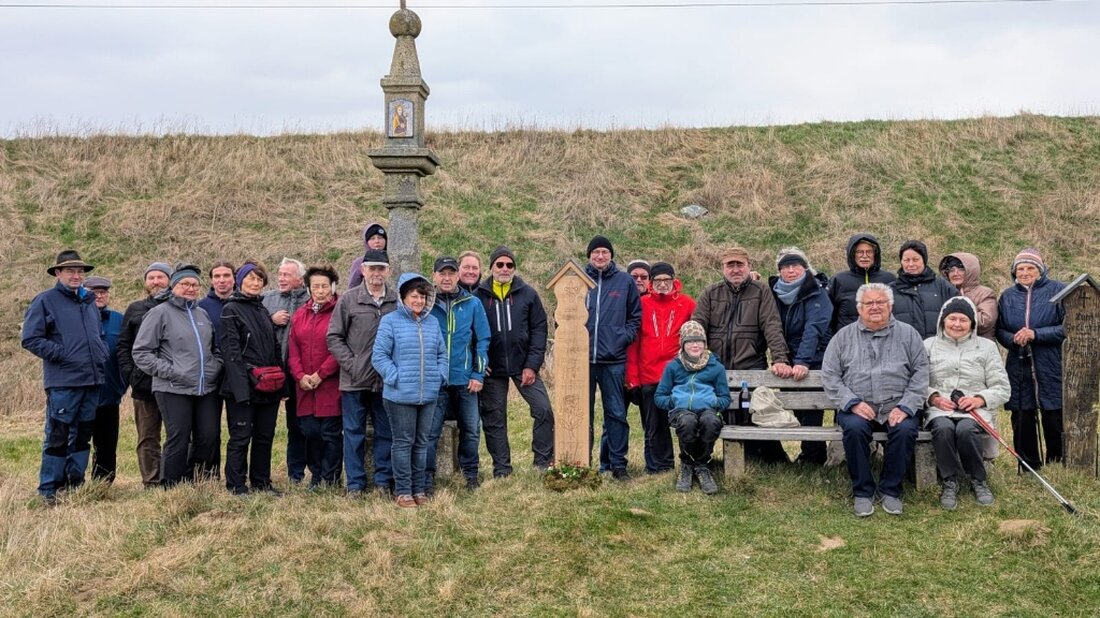 Windischeschenbach. Am 30. März 2025 weihte der OWV Zweigverein Windischeschenbach-Neuhaus ein Gedenkbrett für einen Gründungsvater des Waldnaabtal-Museums ein, gefolgt von geselligem Beisammensein. Rund 20 Wanderer nahmen an der Zeremonie teil, die die Bedeutung von Tradition und Gemeinschaft hervorhob.