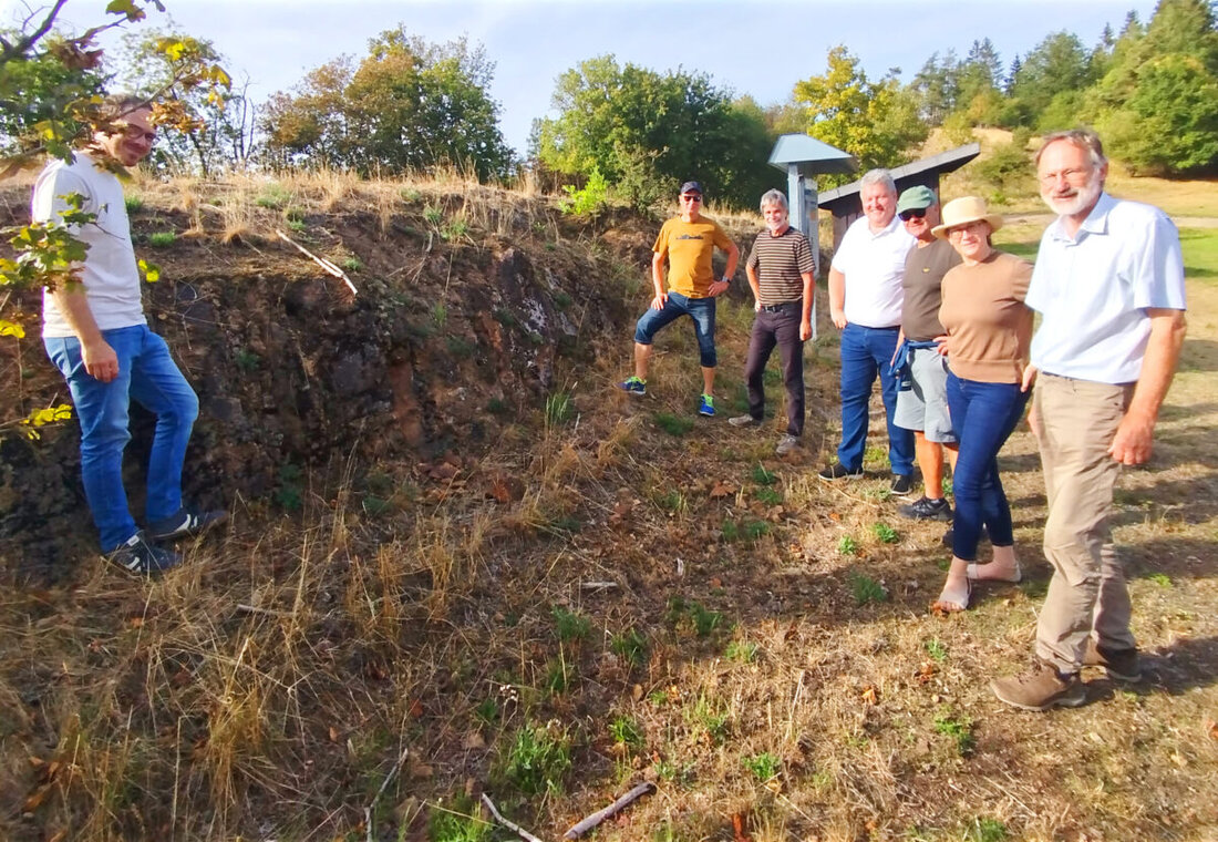 Erbendorf. Auf der Schadenreuther Platte berieten Stadt, Naturpark Steinwald, Geopark und Wegepaten, wie das Wanderwegenetz zukunftsfähig wird. Geplant sind angepasste Routen, neue Beschilderung und mehr Geologie.