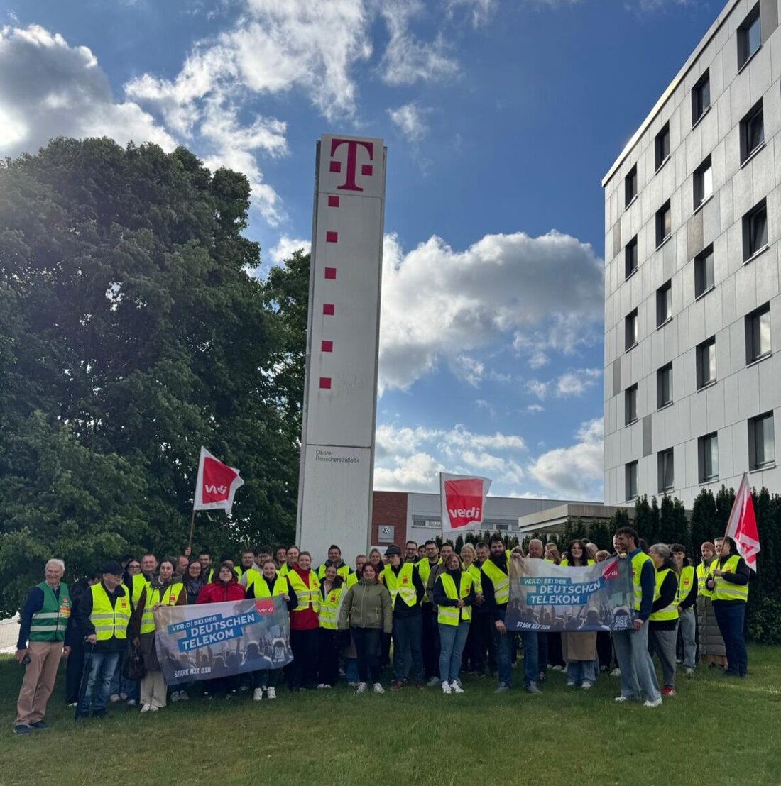 Weiden. In der Oberpfalz haben rund 200 Beschäftigte der Deutschen Telekom am 12. Mai mit einem ganztägigen Warnstreik den Druck erhöht. Hintergrund ist die dritte Tarifrunde ohne Angebot; weitere Aktionen sind möglich.