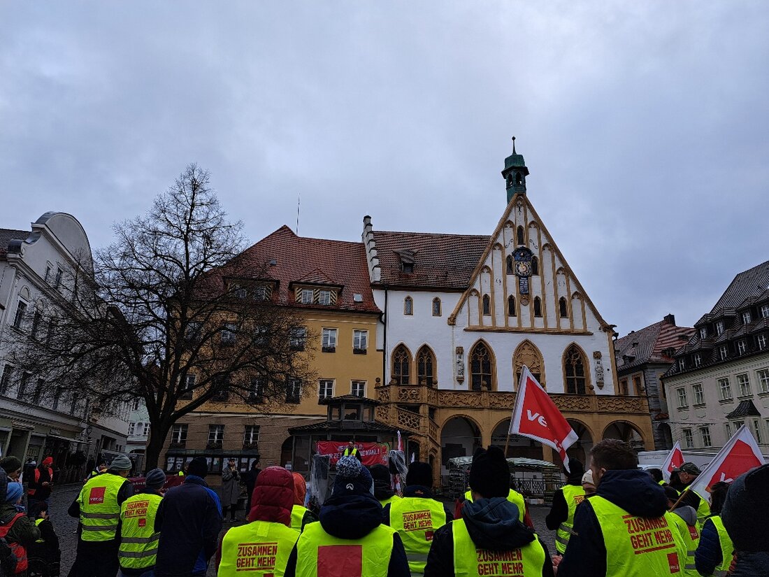 Amberg. In Amberg fanden gestern Warnstreiks statt. Über 200 Beschäftigte aus verschiedenen Sektoren folgten dem Aufruf von ver.di. Unter ihnen waren Angestellte der Lebenshilfe, Stadtwerke und der Sparkassen. 