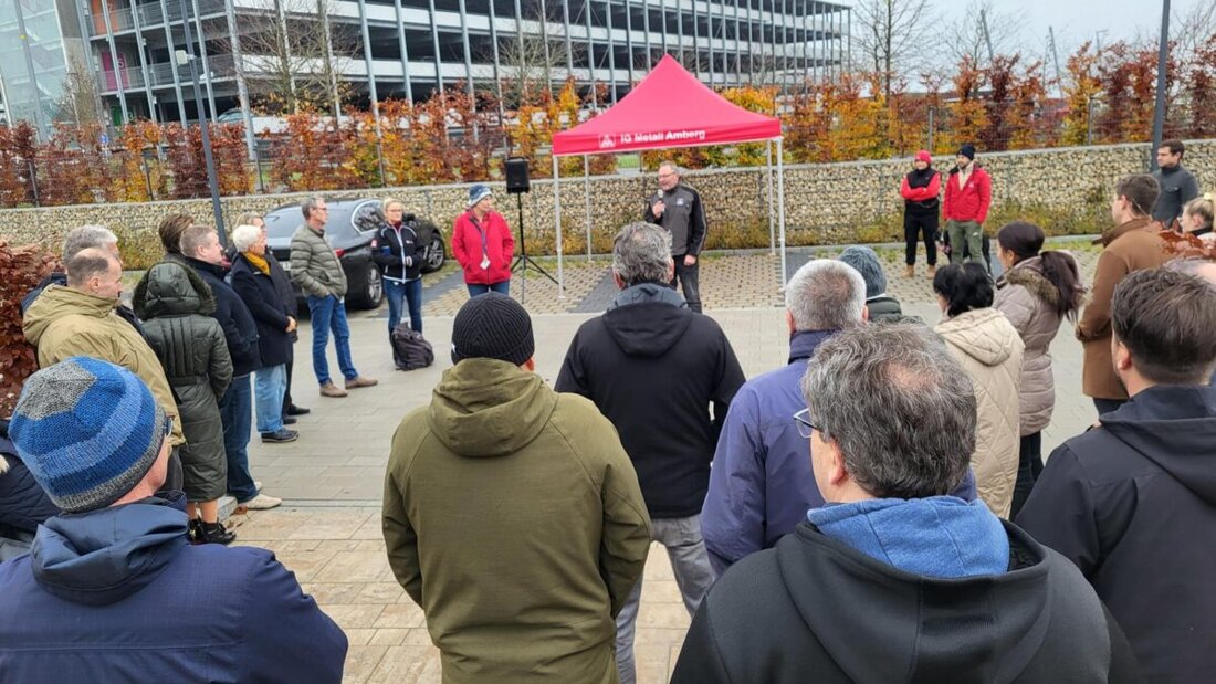 Amberg. 8.000 Teilnehmende unterstützen bei Warnstreiks die IG Metall-Forderung nach mehr Gehalt, während die vierte Tarifverhandlung in Hamburg startet. Sollten diese scheitern, drohen Tageswarnstreiks.