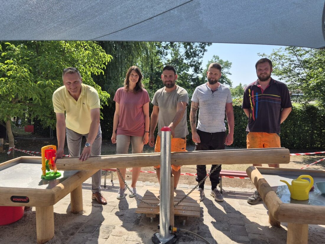 Maxhütte-Haidhof. Im BRK-Kinderhaus am See sorgt ein neues Wasserspielgerät aus robuster Robinie unter einem Sonnensegel für strahlende Kinderaugen. Bürgermeister Rudolf Seidl lobte den Bauhof, die Stadt investierte rund 6000 €.