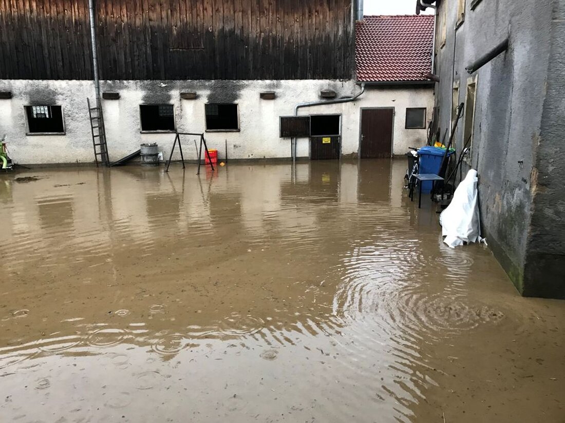 Grafenwöhr. Wegen der Gewitterfront erlebte der kleine Ort Gössenreuth bei Grafenwöhr eine der schlimmsten Überschwemmungen seit 50 Jahren. Gegen 17.45 Uhr am Donnerstag rollte nach heftigen Regenfällen eine Wasserflut durch [&hellip;]