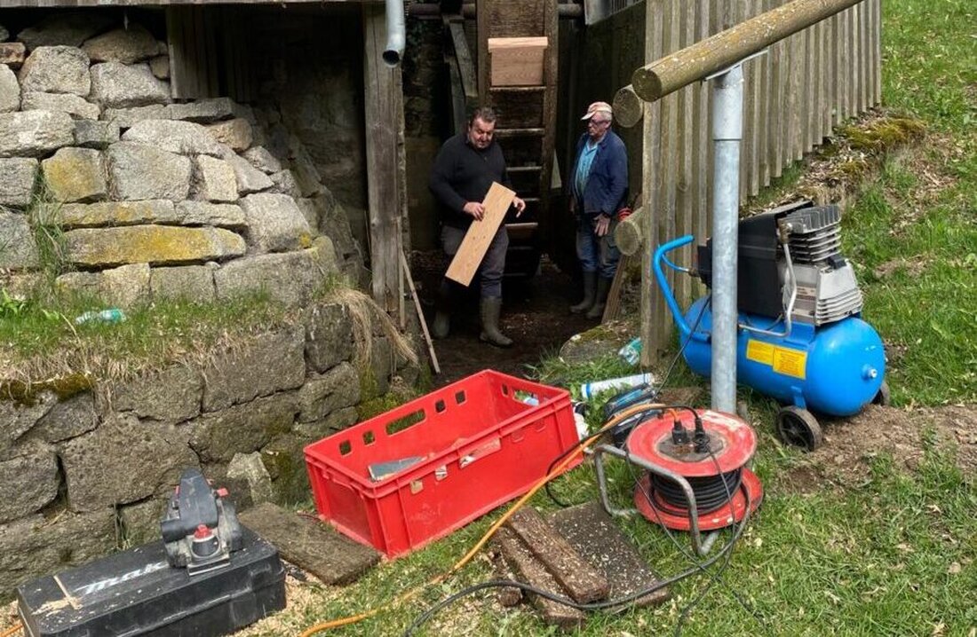 Georgenberg. Das vor elf Jahren erneuerte Wasserrad an der Alten Mühle wurde wegen Schäden durch Wasser und Sand überholt. Ehrenamtliche Helfer ersetzten Teile in drei Tagen, rechtzeitig zur Wiederöffnung am 1. Mai.
