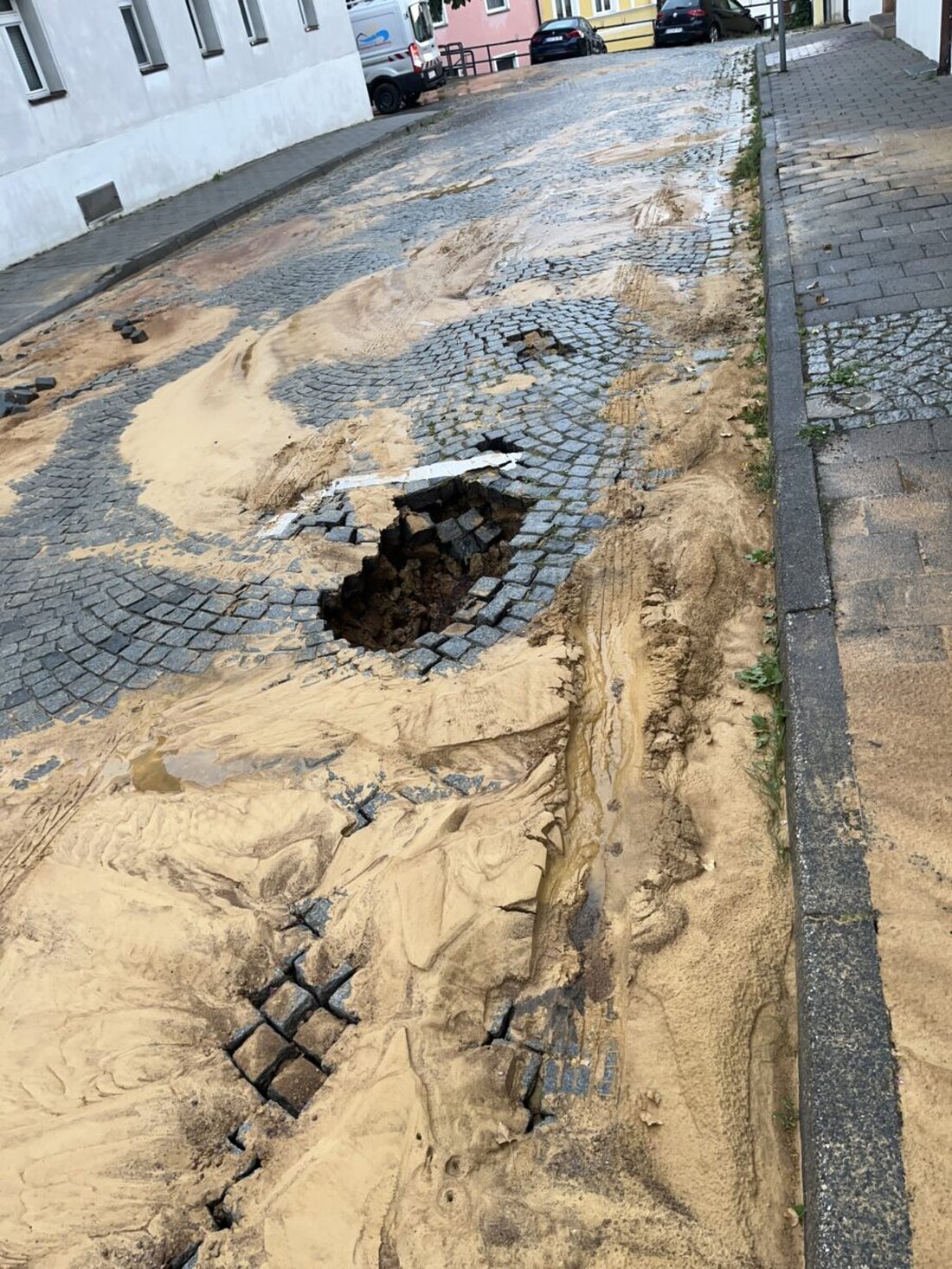 Sulzbach-Rosenberg. Am Samstag 14.15 Uhr brach in der Frühlingsstraße die Wasserleitung, die Fahrbahn unterspülte und ein etwa eineinhalb Meter tiefes Loch entstand; eine Garage lief voll und sie wurde stillgelegt.