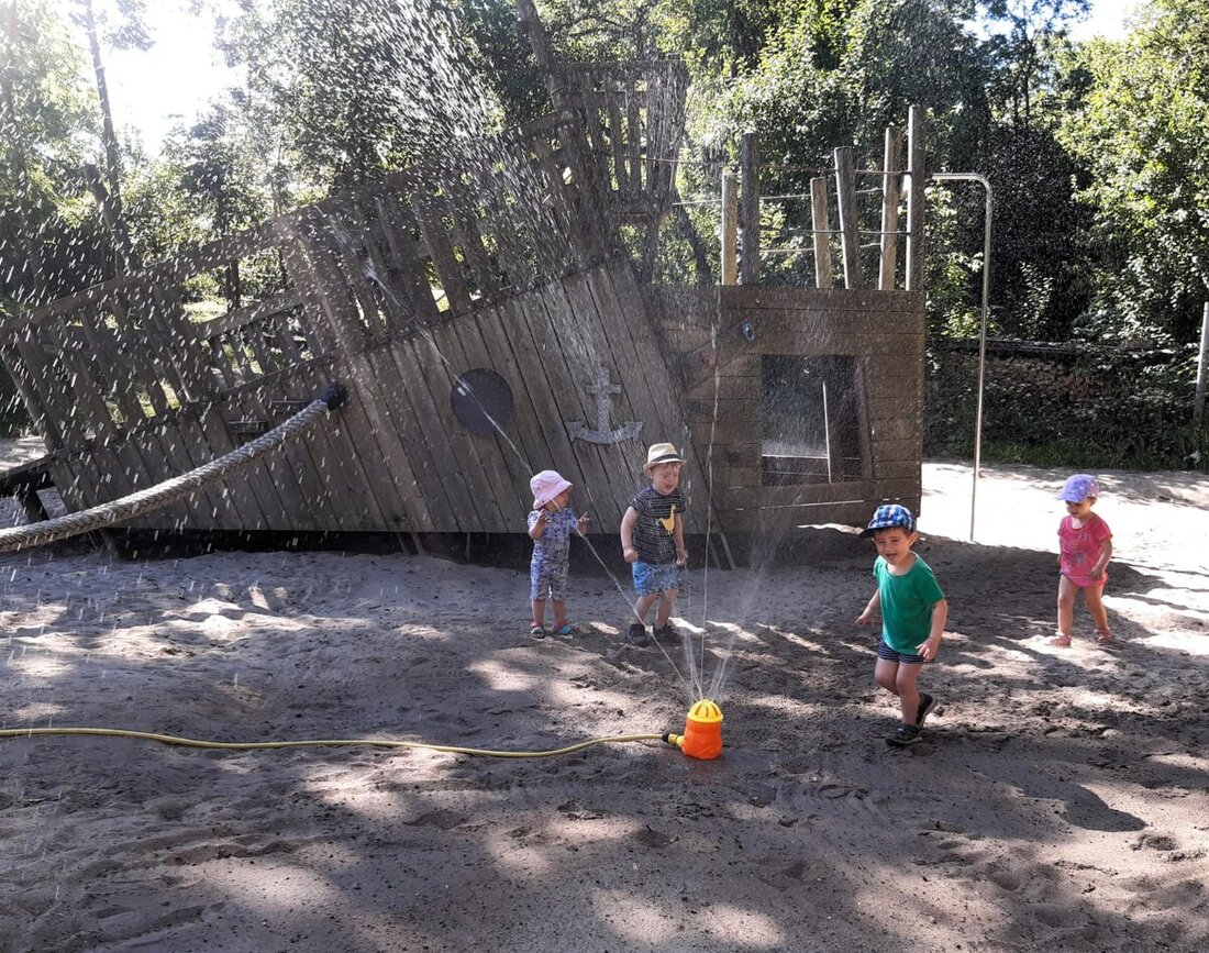 Waldershof. Elf Krippenkinder erforschten im Johanniter-Kinderhaus "St. Sebastian" spielerisch das Element Wasser und fanden bei über 30 Grad Abkühlung.
