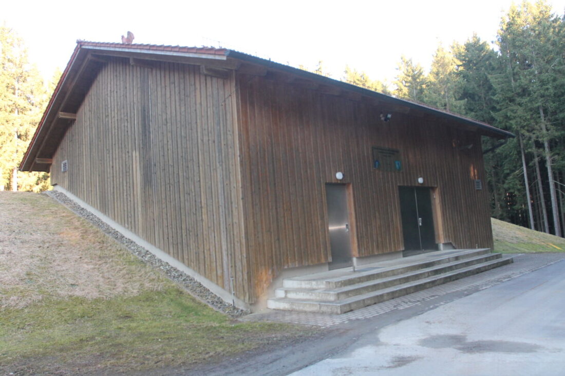 Vohenstrauß. Am Donnerstag, 5. März 2026, präsentierte Christoph Weiß im Bau-, Umwelt- und Energieausschuss Zahlen des Wasserwerks: Der Verbrauch sank von 376.015 auf 371.927 Kubikmeter. Bauvorhaben genehmigt.