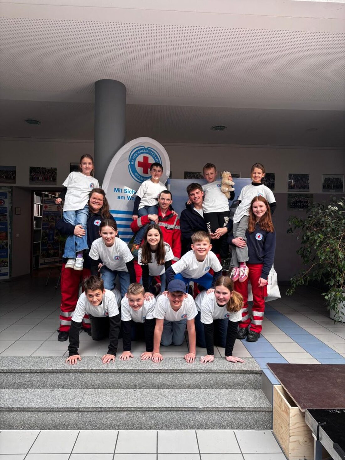 Weiherhammer. Beim Kreiswettbewerb zeigten die Kinder und Jugendlichen der Wasserwacht Weiherhammer großes Können. Am 8. Februar 2026 prüften Theorie und Praxis in Weiden, am Ende standen Siege und Qualifikation.