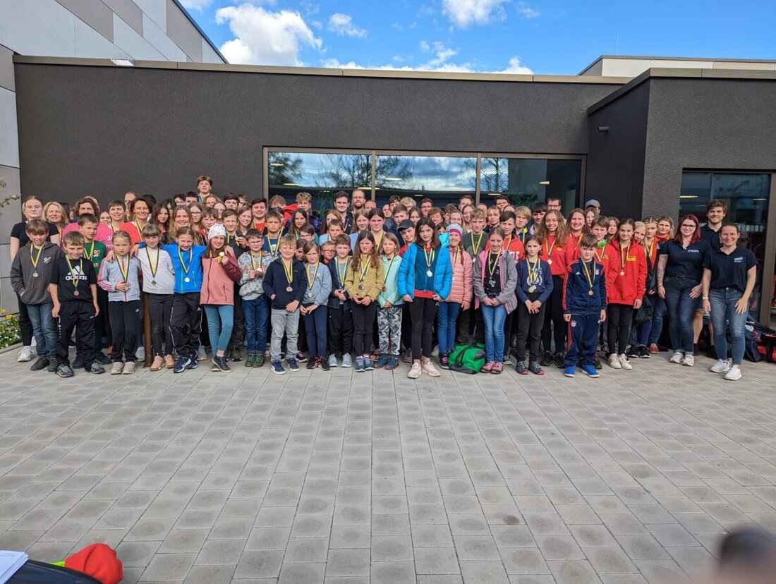 Weiden. Kürzlich fanden nach vier Jahren Pause wieder die Bezirksmeisterschaften der DLRG statt. Dabei traten rund 150 Rettungssportler und -sportlerinnen zwischen acht und 60 Jahren aus verschiedenen Ortsverbänden an. 