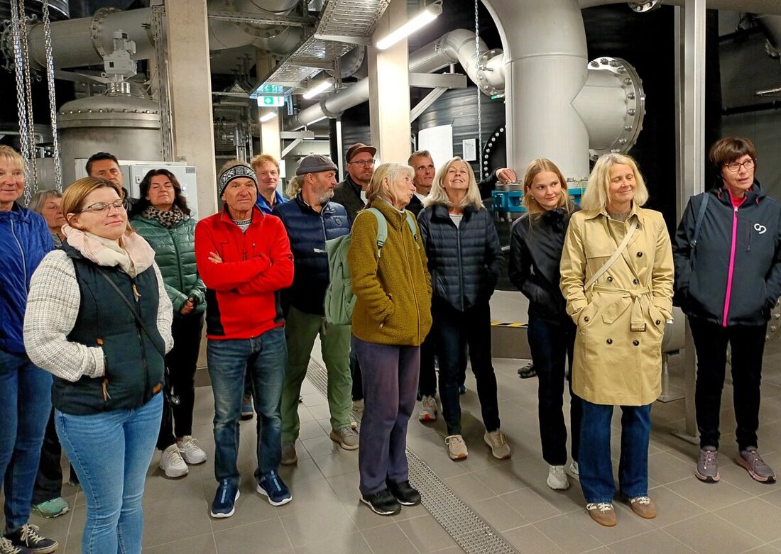 Weiden. 30 Mitglieder des DJK-Lauftreffs und der Nordic Walking-Gruppe besuchten das Wasserwerk, erfuhren von 60 Meter tiefen Brunnen und 4000 Kubikmetern Reinwasser und lobten die hohe Qualität.