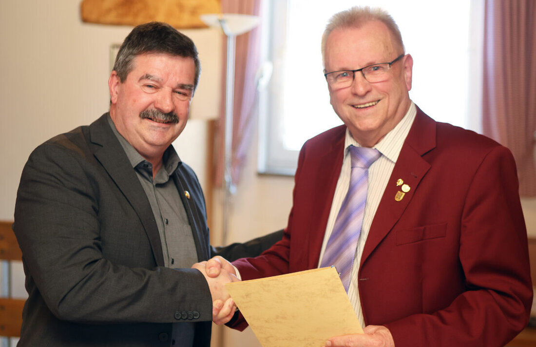 Floß. Bei der Siedlergemeinschaft Floß hat Manfred Bäuml den Vorsitz übernommen, einstimmig gewählt. Vorgänger Josef Barth erhielt nach neun Jahren Führung das VWE-Ehrenzeichen in Gold; das Team blickt optimistisch voraus.