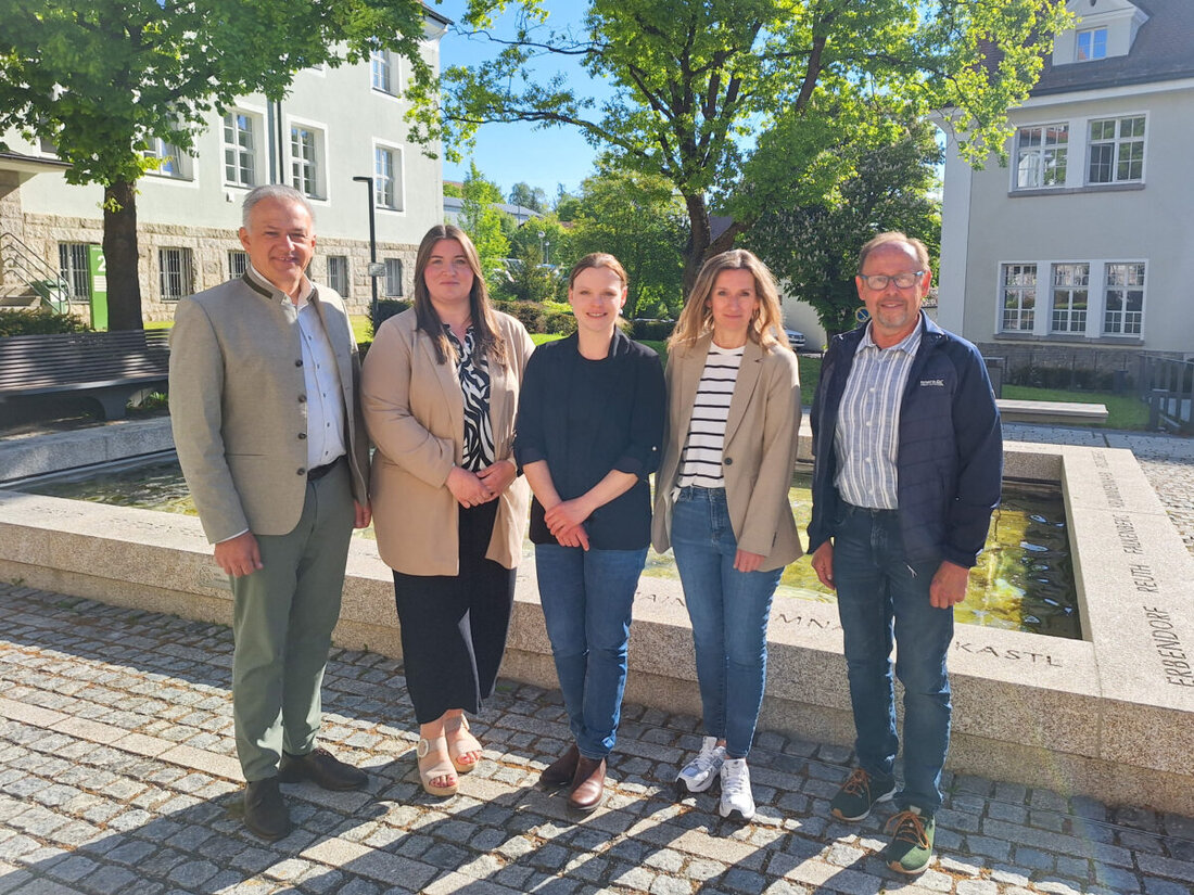 Tirschenreuth. Stephanie Wenisch verlässt nach über 13 Jahren das Tourismuszentrum Oberpfälzer Wald, Sabrina Busch übernimmt ab 1. Juli. Wenisch prägte mit Projekten wie der neuen Webseite und dem Radwegenetz den Tourismus maßgeblich, Busch will den Erfolgsweg fortsetzen.
