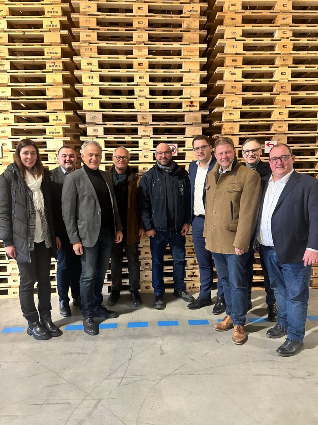 Mitterteich. Bei einem Unternehmensbesuch bei WECK HOLZ GmbH wurden Herausforderungen und die Bedeutung nachhaltiger Holzverpackungen diskutiert. Christian Doleschal sprach sich für praktikable, ideologiefreie EU-Verordnungen aus, um die Holzverpackungsindustrie zu unterstützen.