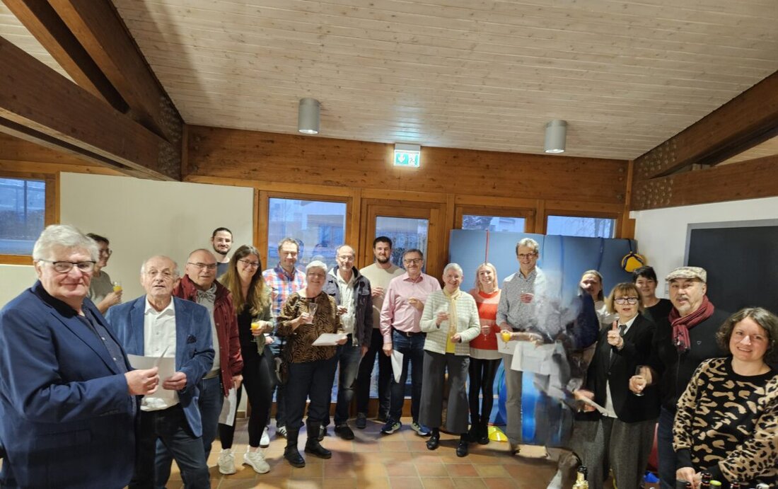 Vohenstrauß. Mit dem letzten Datum des Februars erging kurzfristig eine Einladung in die Pfalzgraf-Friedrich-Mehrzweckhalle in Vohenstrauß. Anlass war ein besonderer. Nach über 30 Jahren wurde die Geschäftsstellenleiterin Manuela Völkl in den wohlverdienten Ruhestand verabschiedet oder besser gesagt in den „Unruhestand“, denn ganz ohne den TV wird es für sie auch künftig nicht gehen.
