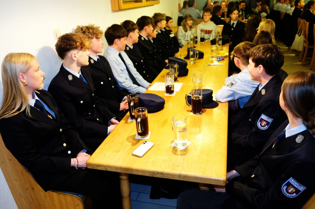 Tremmersdorf. Die Feuerwehr rüstet sich fürs „Creiß'n Fire“ und feiert 130 Jahre mit Fahnenweihe zu Pfingsten 2026. Der Andrang war groß: 196 Mitglieder, 40 Aktive und 21 Jugendliche blicken zuversichtlich nach vorn.