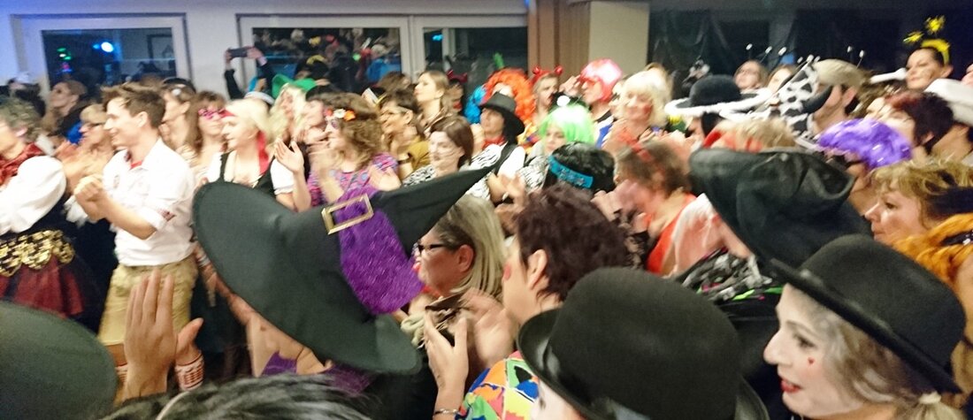 Weiden/Wurz/Altenstadt/WN/Neustadt/WN/Tirschenreuth. Gestern waren die Närrinnen los. Überall in der Region – von Moosbach bis Wurz – konnten die Mädels ausgelassen feiern. Unter das weibliche Partyvolk mischte sich auch immer wieder [&hellip;]