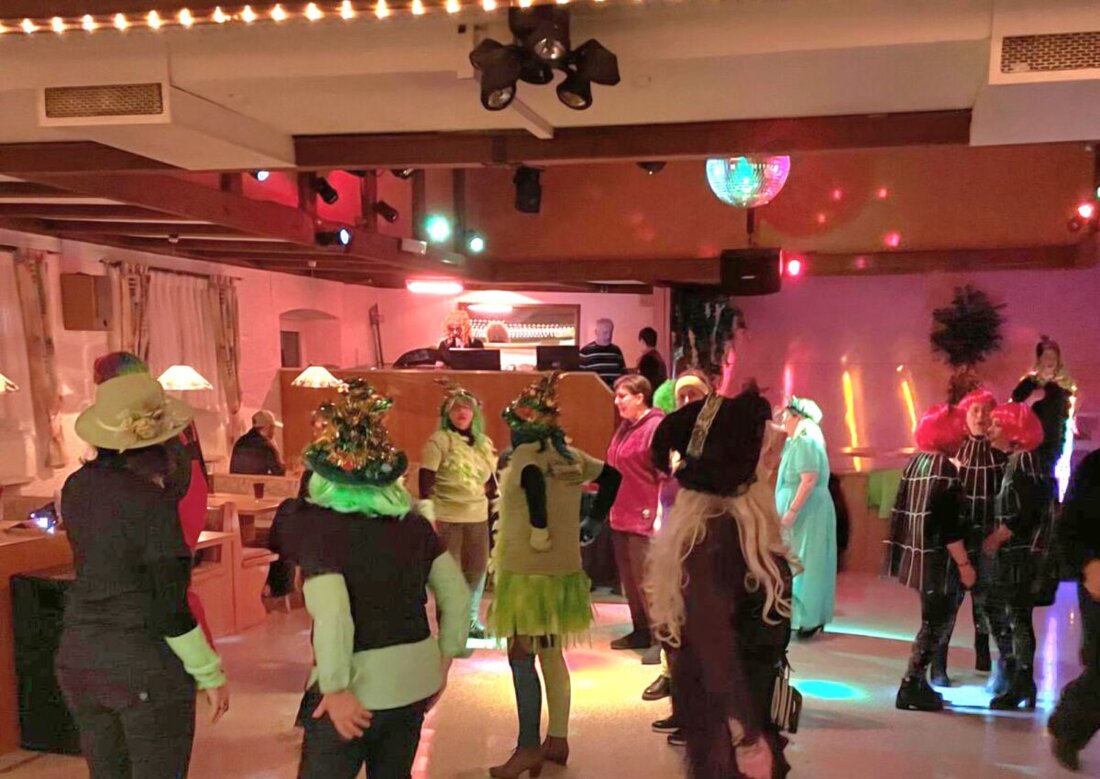 Eslarn. Beim Weiberfasching im Kuchsaal kehrt die alte Faschingslust zurück. Unter Wirt Jürgen Schmidt feierten Frauen das närrische Zepter, DJs lieferten 80er-Hits, Kostüme glänzten – sogar Spinnennetze wackelten.