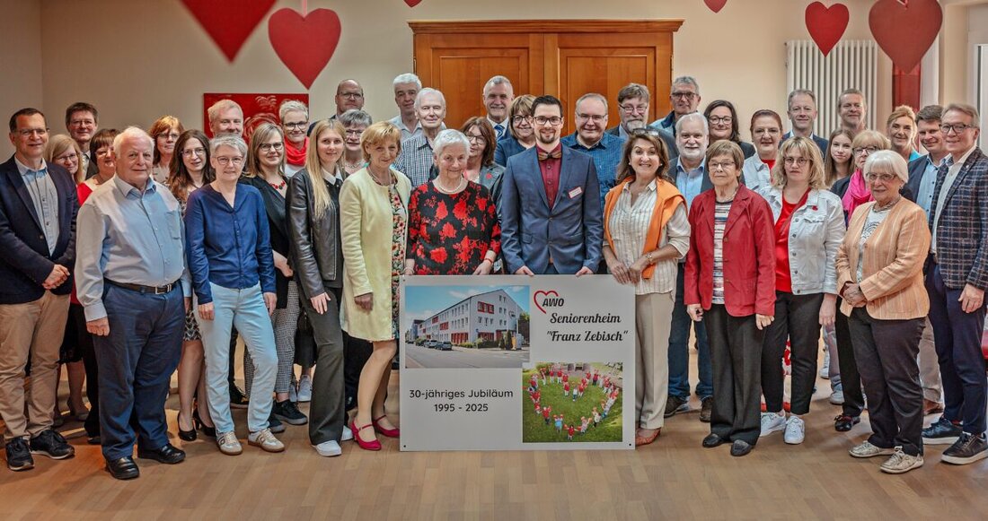 Weiden. Mit einem Fest voller Herz und Rückblick feierte das AWO-Seniorenheim „Franz Zebisch“ sein 30-jähriges Bestehen. Seit drei Jahrzehnten steht die Einrichtung für eine verlässliche und liebevolle Pflege, sei es in der Kurzzeit- oder der stationären Betreuung. Bewohnerinnen und Bewohner, Angehörige, Mitarbeiterinnen und Mitarbeiter sowie Gäste aus Politik, Kirche und Wohlfahrtspflege blickten gemeinsam auf eine bewegte, aber stets engagierte Zeit zurück.