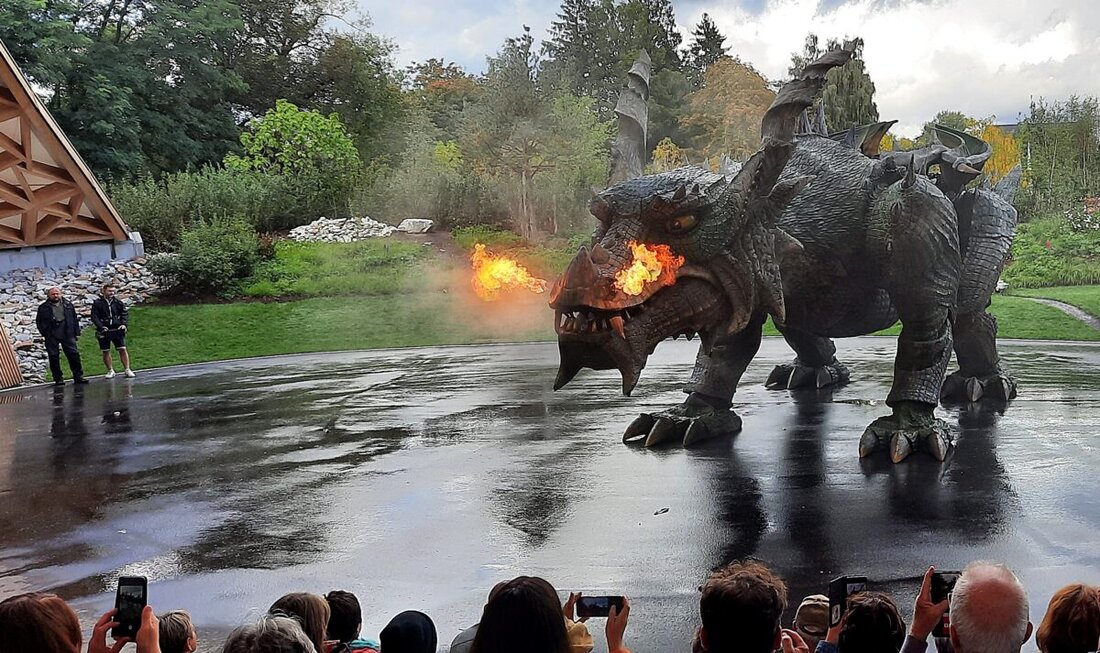 Weiden. Vom Damwild-Streicheln bis zu meterlangen Feuerstößen: Der Schnupferclub Latsch besuchte Furth im Wald.