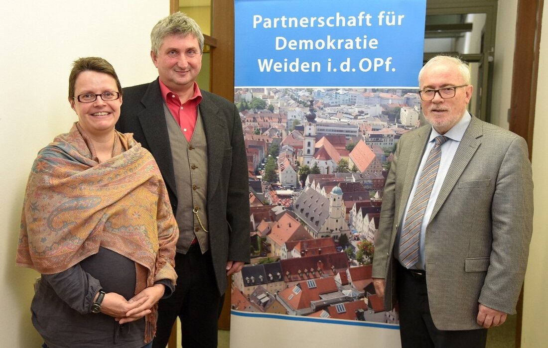 Weiden. Die Stadt Weiden beteiligt sich von 2015 bis 2019 am Bundesprogramm „Demokratie leben“. Susanne Reinhardt, von der lokalen Koordinierungsstelle, Hermann Hubmann, Rechts- und Sozialdezernent der Stadt Weiden und Herbert [&hellip;]