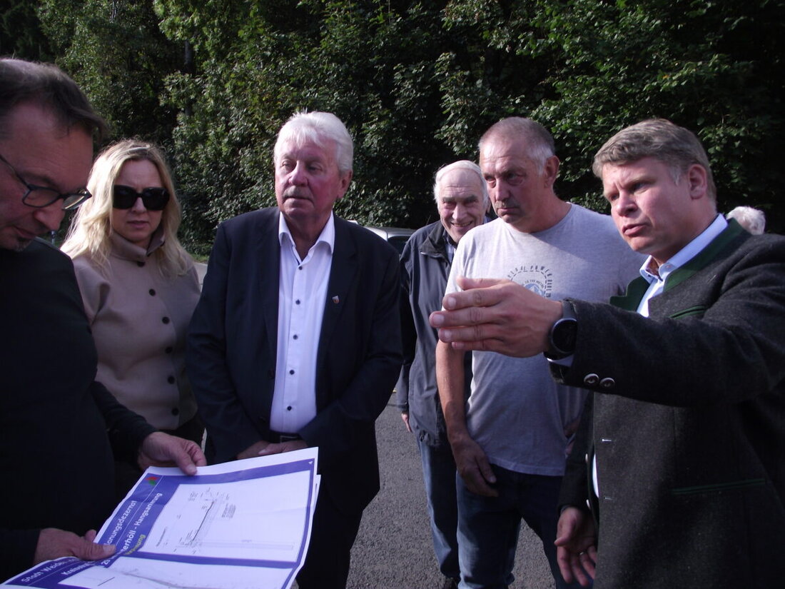 Mitterhöll (Weiden). Im Rahmen der CSU-Stadtteiltour lud der Ortsverband Weiden-Ost am Freitag gleich zu drei Ortsbesichtigungen ein. Eine der Stationen war in Mitterhöll. Dort muss ein Hang an der Kreisstraße in Richtung Muglhof neu abgesichert werden, weil ein Hangabsturz droht.