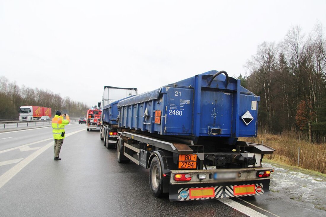 Weiden. Als Rauch aus dem Anhänger seines Lkws – beladen mit Gefahrengut – aufstieg, reagierte der Fahrer zum Glück blitzschnell.  Er war heute gegen 11.00 Uhr auf der Dr.-Kilian-Straße in [&hellip;]