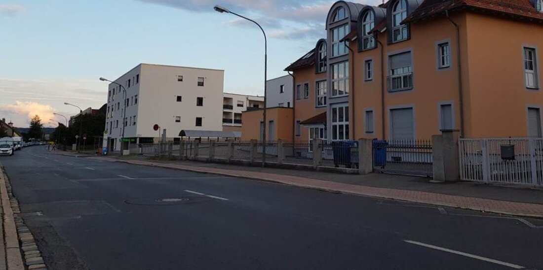 Weiden. Weitere Baustellen stehen an in der Mooslohstraße. Deshalb wird die Straße auf Höhe des Ärztehauses halbseitig gesperrt. Wegen des Baus von Fußgängerquerungshilfen und Anpassungen der Straße wird in der [&hellip;]