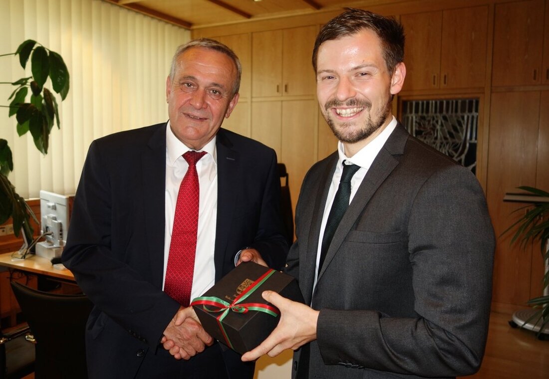 Weiden. Seit Juli führt Notar Markus Pflieger die Amtsgeschäfte als Nachfolger von Notar Dr. Damian Najdecki in der Sozietät mit Notar Dr. Thomas Schiffner (Goethestrasse 8) in Weiden. Oberbürgermeister Kurt [&hellip;]