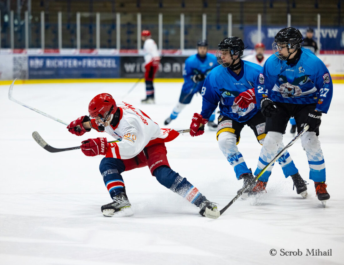 Weiden. 4 Spiele - 4 Siege in der Meisterrunde für die Jugend und Disziplinarstrafe bei der 1b. Dieses Spiel endete nach nur 53 Minuten statt der üblichen 60 Minuten, weil sich der Gäste-Goalie verletzte.