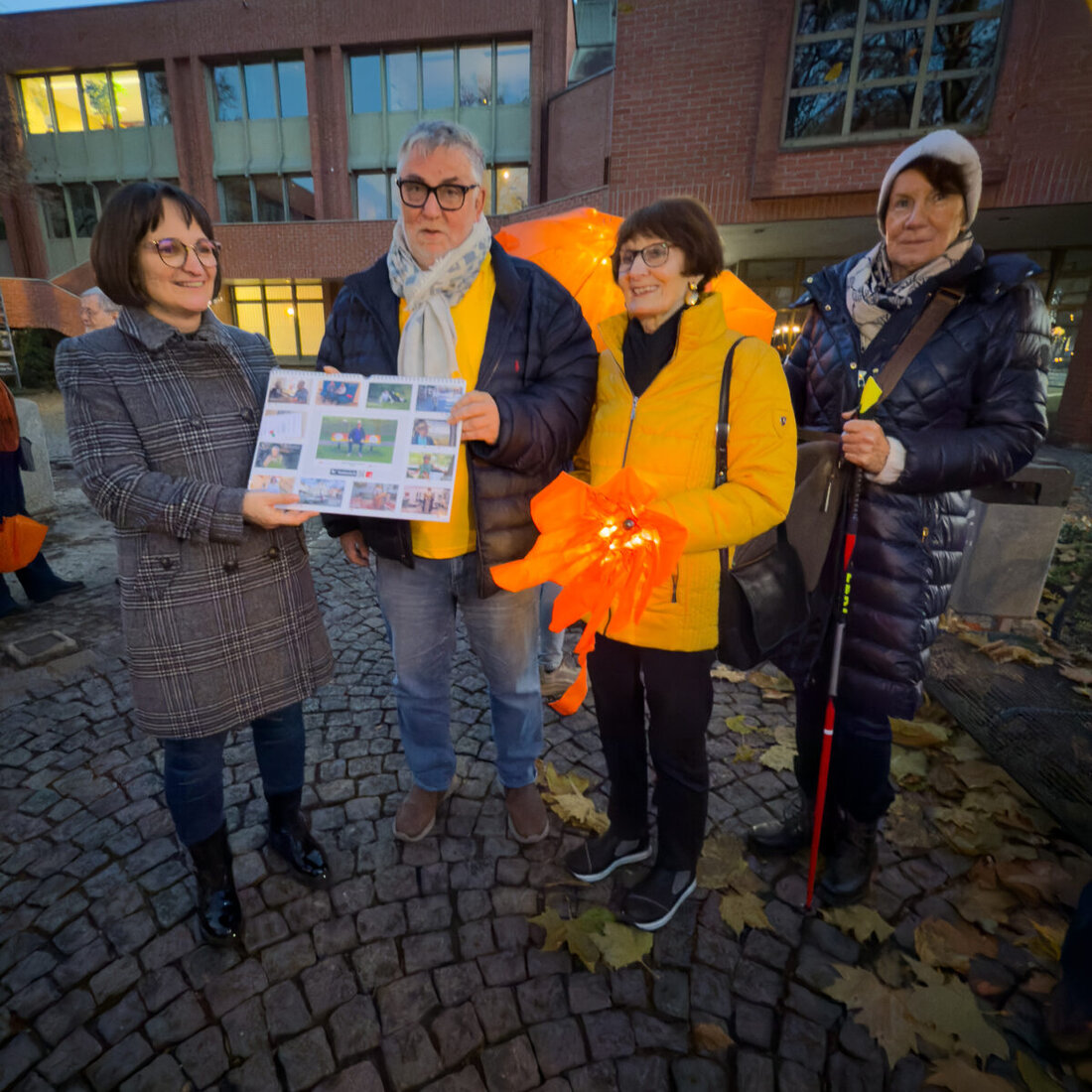 Weiden. Am internationalen Orange Day, dem 25. November, wurde der Erlös des 1. Weidener Seniorenkalenders an das Frauenhaus übergeben, um Opfern häuslicher Gewalt zu helfen.