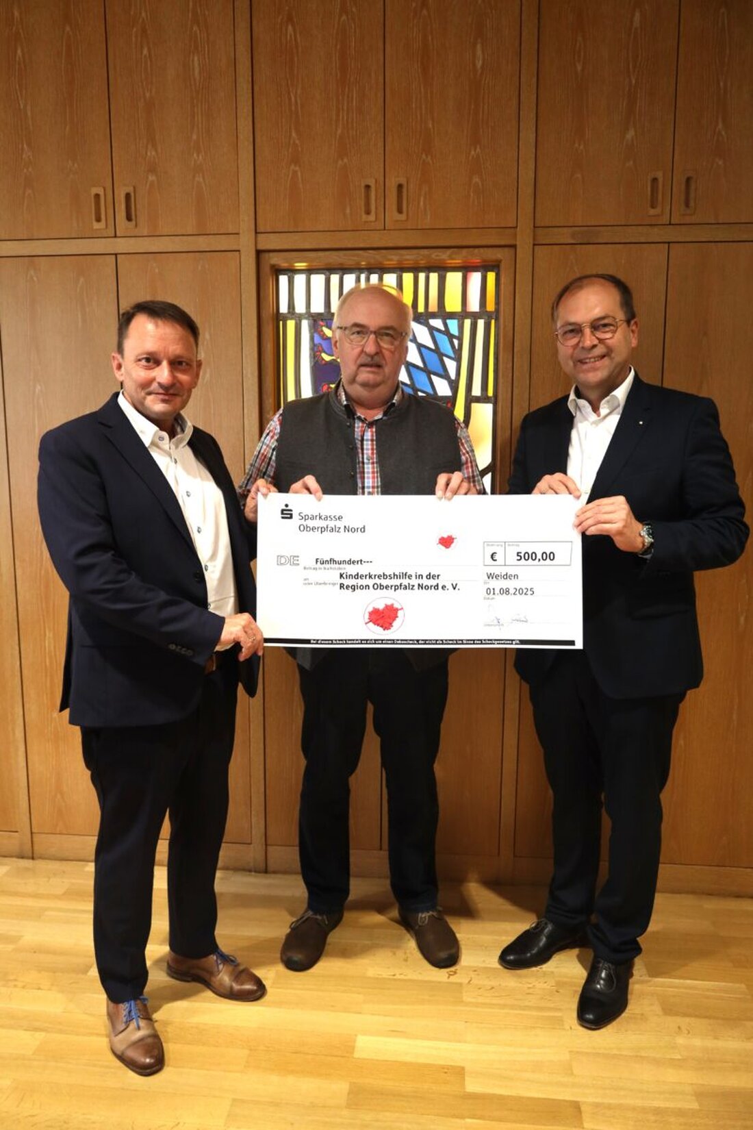 Weiden. Die Sparkasse Oberpfalz Nord spendet 500 Euro an die Kinderkrebshilfe Oberpfalz Nord, gesammelt beim Weidener Bürgerfest. Die Spende unterstützt direkt Familien mit krebs- und schwerstkranken Kindern.