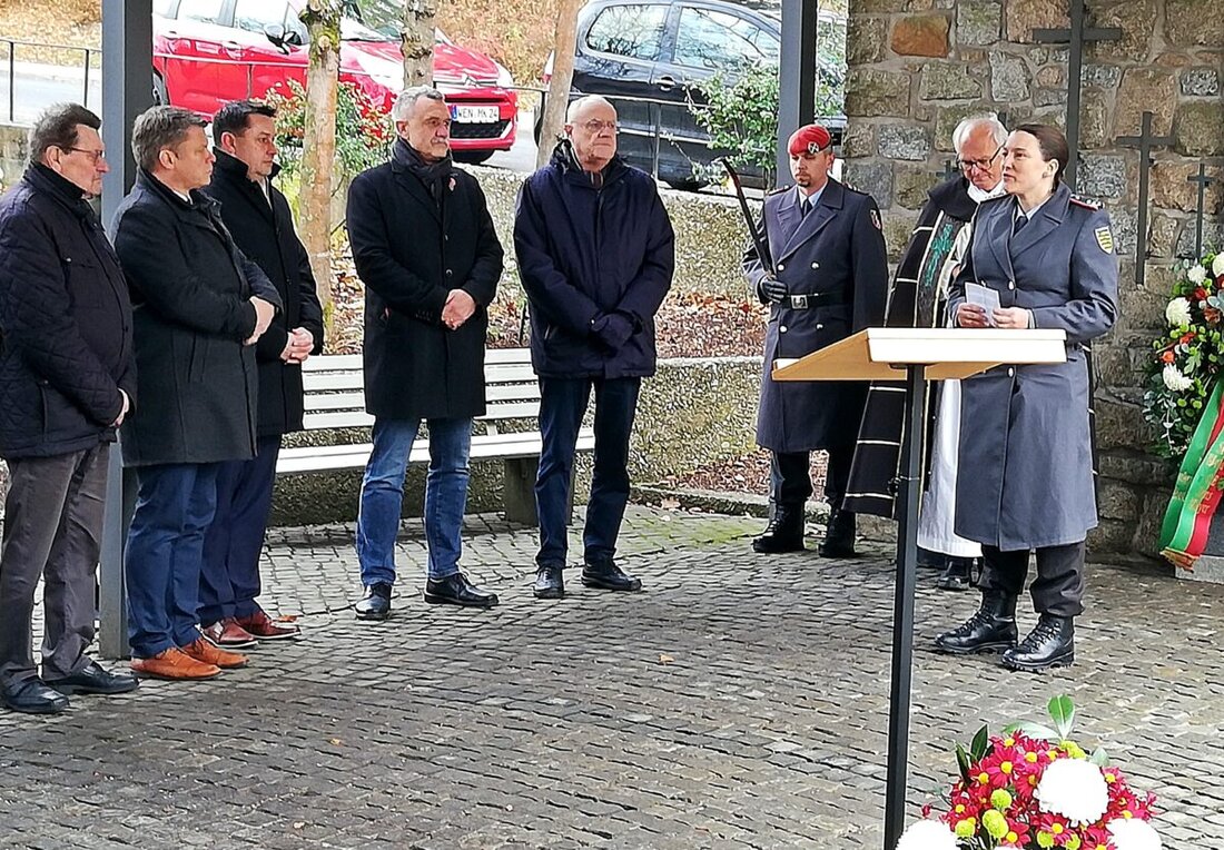 Weiden. Am Totensonntag gedachten zahlreiche Vereine zusammen mit Vertretern aus Militär und Politik am Denkmal der Gefallenen.