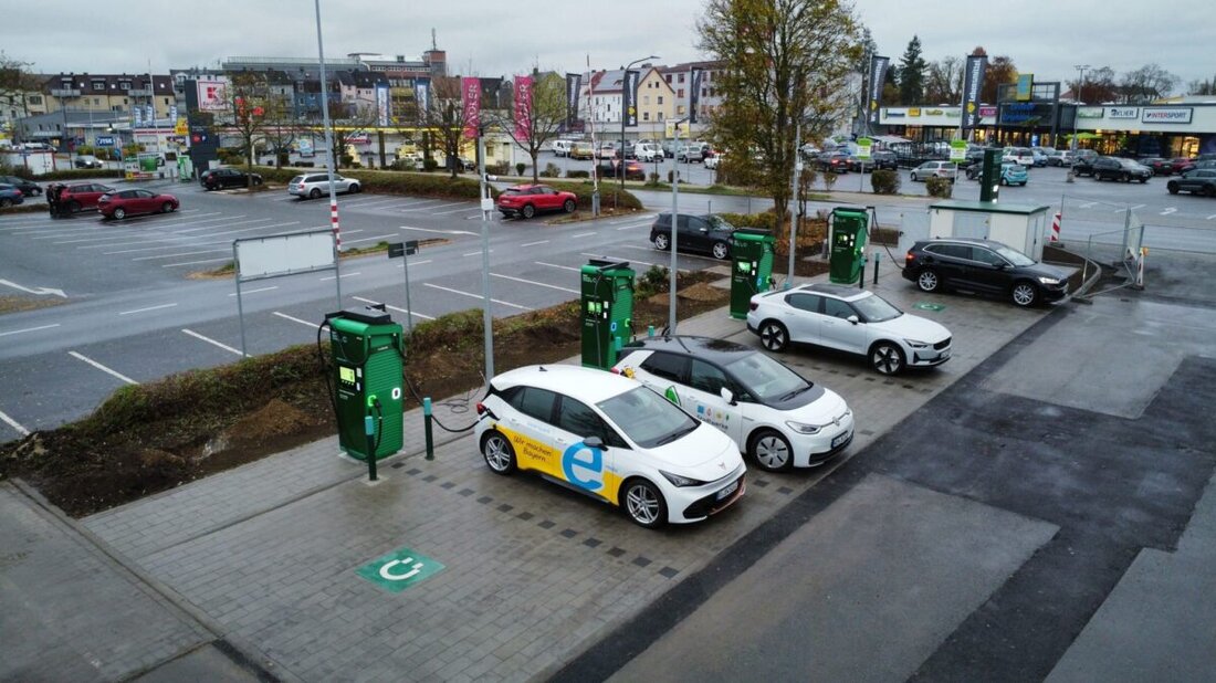Weiden. Ein neuer Deutschlandnetz-Ladepark wurde in Weiden von der BayWa Mobility Solutions GmbH eröffnet, ausgestattet mit vier 400-kW-Schnellladesäulen.