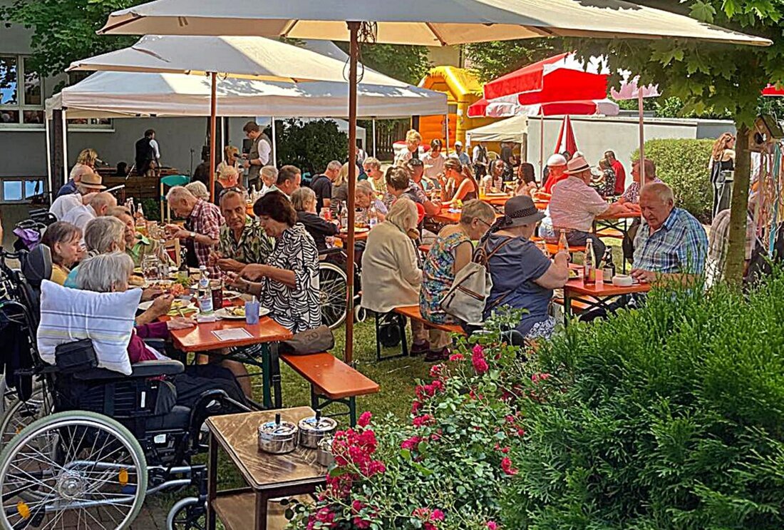 Weiden. Das Seniorenheim „Franz Zebisch“ feierte mit Bewohnern, Familien und Personal sein 30-jähriges Bestehen durch ein festliches Gemeinschaftsfest. Musik, Erinnerungen und ein starkes Miteinander standen im Mittelpunkt des Jubiläums.