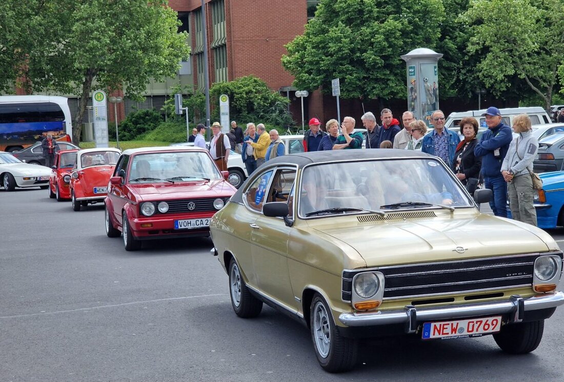 Weiden. Zum 60. Jubiläum des Automobil-Touringclubs versammelten sich über 220 historische Fahrzeuge zu einer glanzvollen Schau und einer Jubiläumsfahrt. Eine besondere Zeitreise und ein Fest der Begegnung mit leidenschaftlichen Diskussionen und Erinnerungen im XXL-Format.