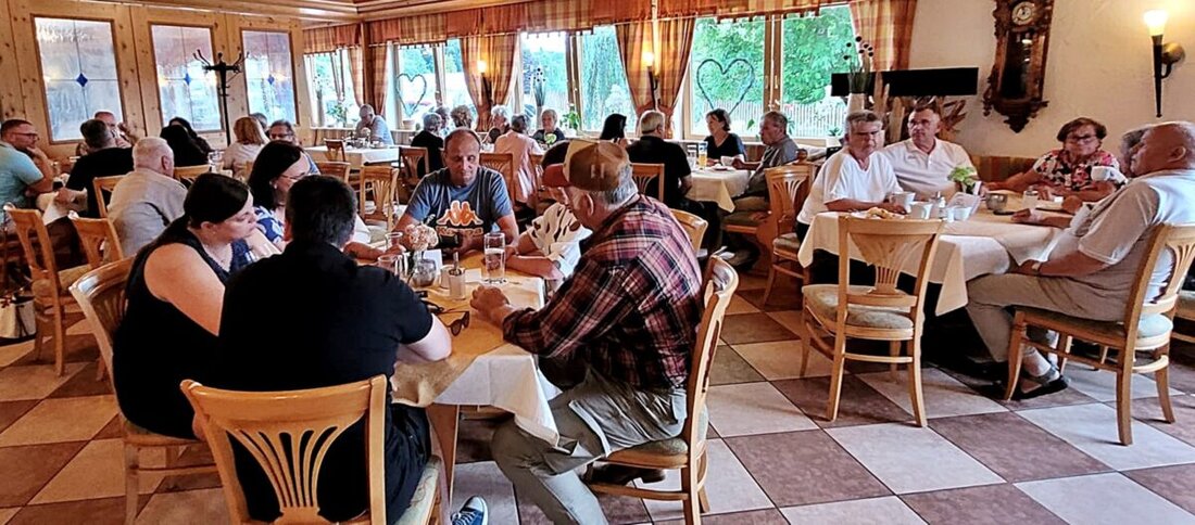 Weiden. Mit einem festlichen Ausflug an den Brombachsee startete der Geselligkeitsverein „Unter Uns“ sein 75-jähriges Jubiläum. Vorsitzender Siegfried Walbrunn hatte die Fahrt organisiert, und die 52 Teilnehmer erlebten einen Tag voller Gemeinschaft, Genuss und Natur.