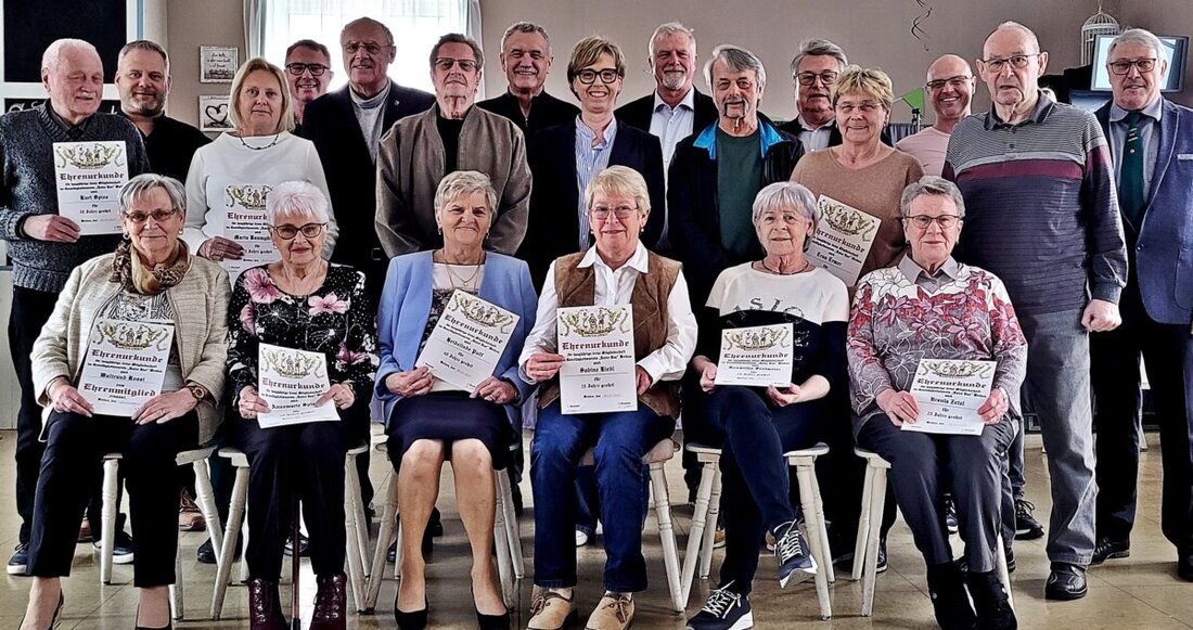 Weiden. Der Geselligkeitsverein "Unter Uns" ehrt bei seiner Jahreshauptversammlung langjährige Mitglieder und ernennt drei neue Ehrenmitglieder.