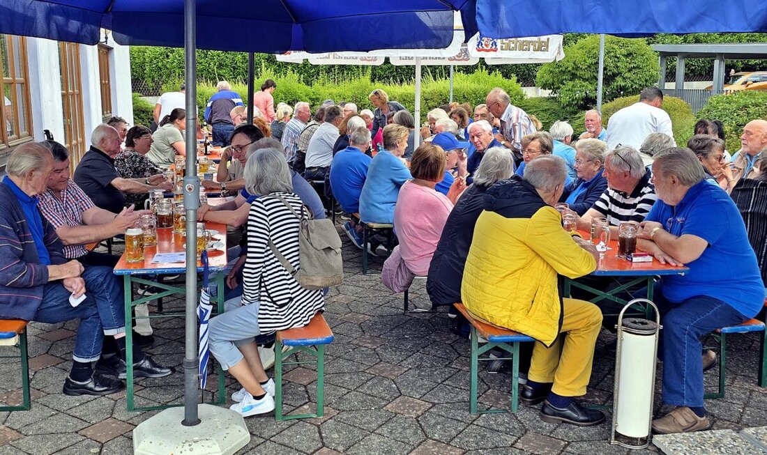 Weiden. Die 7er Kameradschaft Weiden und der Gebirgstrachtenverein „Almrausch“ veranstalteten ihr gemeinsames Gartenfest. Trotz wechselhaftem Wetter feierten sie mit vielen Gästen unter dem Motto „Gemeinsam geht’s besser“.