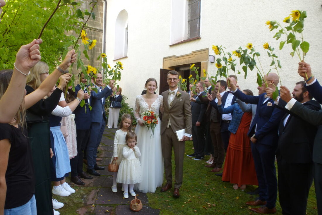 Thansüß. Valerian Harrer und Michaela Krauß heirateten in der Martins-Kirche, zogen mit dem Konvoi zum Butterhof nach Weiden und feierten dort mit rund 100 Gästen.