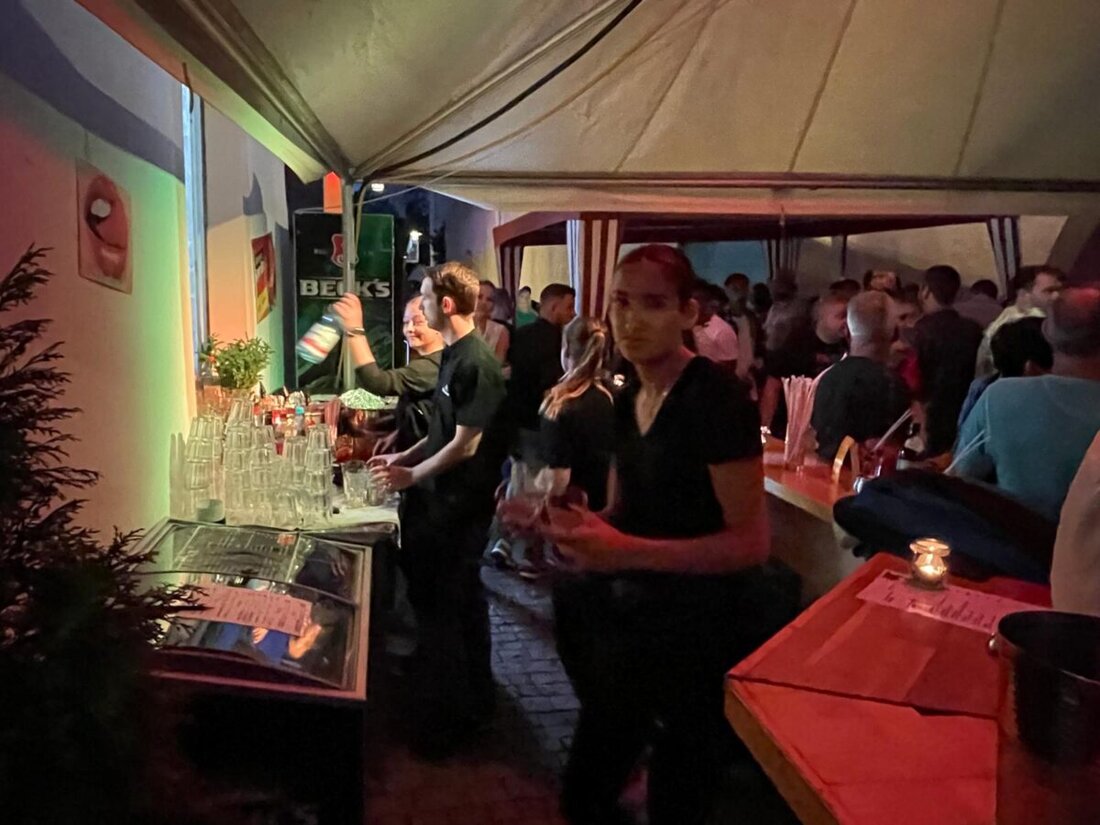 Weiden. Was noch nie als Geheimtipp galt, soll 2025 nicht mehr zu toppen sein! Das legendäre Straßenfest in der Fleischgasse ist zurück - größer, bunter und kultiger denn je! Am Freitag - also einen Tag vor dem Weidener Bürgerfest - verwandelt sich die Fleischgasse ab 17 Uhr wieder in eine vibrierende Feiermeile voller Genuss, Musik und alten Geschichten.