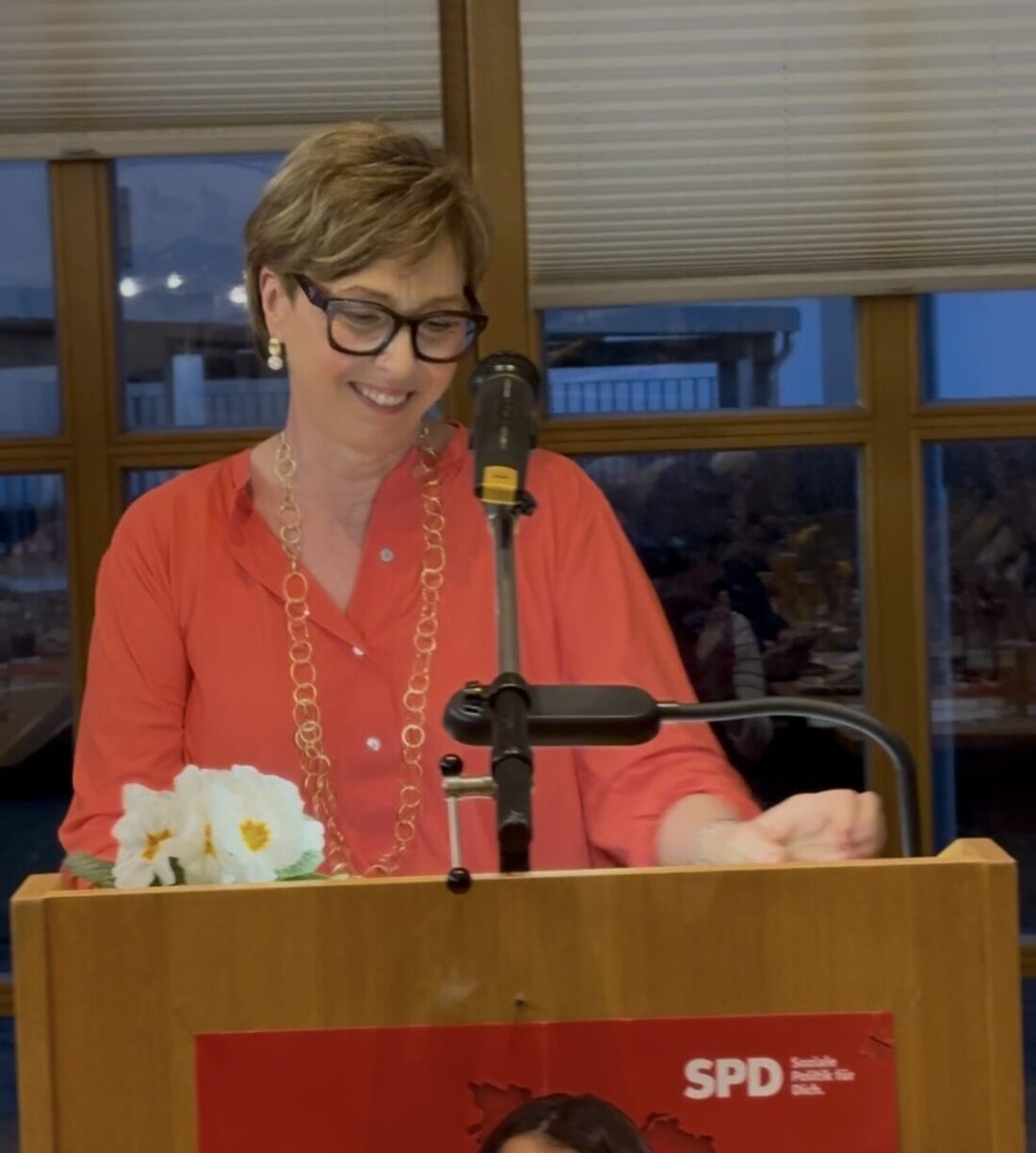 Weiden. Am Internationalen Frauentag feierten 100 Gäste mit starken Worten und musikalischen Darbietungen, um für Frauenrechte und Demokratie zu kämpfen.