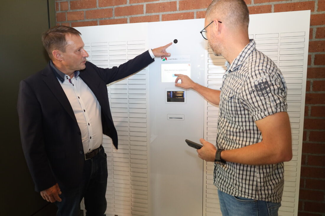 Weiden. Ab sofort können in Weiden Personalausweise und Reisepässe 24 Stunden, 7 Tage die Woche am Neuen Rathaus über eine Ausgabebox abgeholt werden. Der Service ist kostenfrei und setzt nur ein Smartphone zur Code-Empfang und -Nutzung voraus.