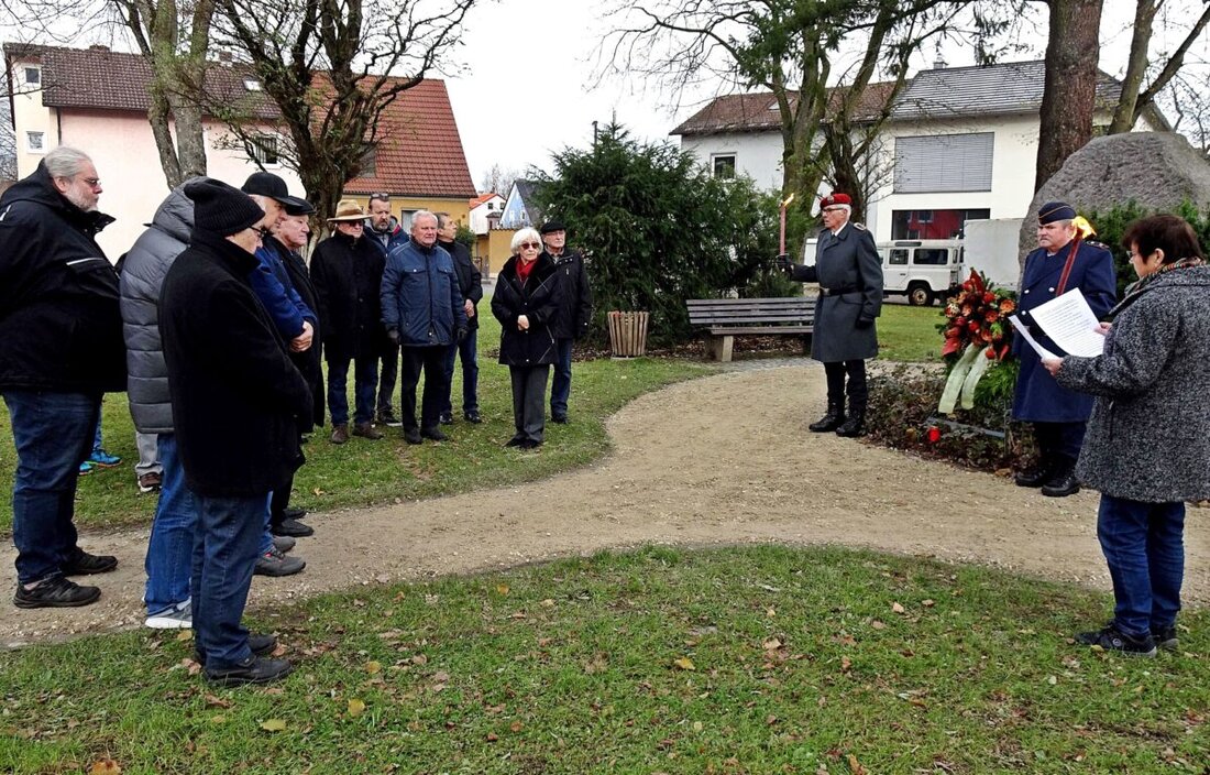 Weiden. In der Moosfurtsiedlung gedachten Menschen am Mahnmal der Toten der Weltkriege. Die Veranstaltung war mit einem Appell für den Frieden verbunden.