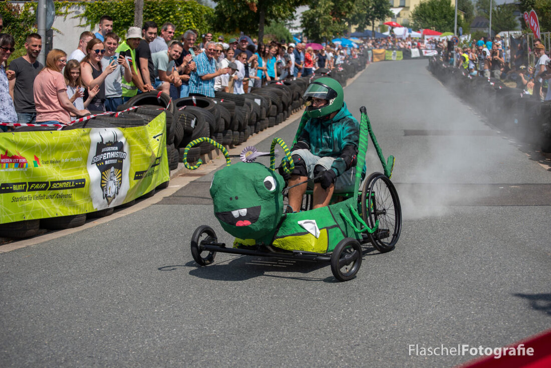 Weiden. Am Sonntag, 27. Juli 2025, verwandelt sich die Bürgermeister-Probst-Straße in Weiden-Ost ab 13 Uhr erneut in eine Rennstrecke der besonderen Art: Der Stadtjugendring Weiden und der Verein "Weiden ist bunt e.V." laden gemeinsam zum 5. Weidener Seifenkistenrennen ein - einem bunten Spektakel für die ganze Familie.