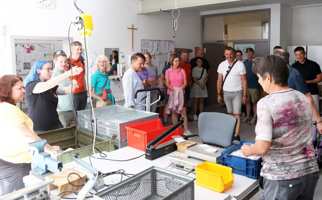 Weiden. Angestellte der Stadt und OB Jens Meyer nahmen an einem informativen Betriebsausflug zum HPZ in Irchenrieth teil, mit Einblicken zum 60-jährigen Jubiläum.