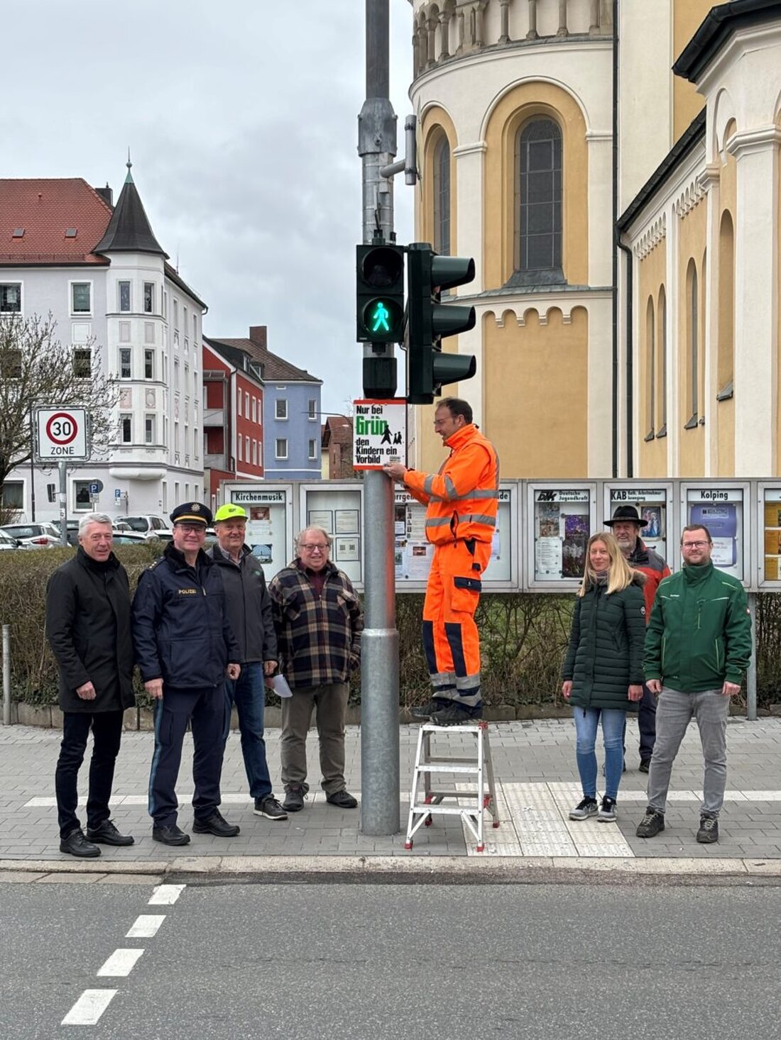 Weiden. Hinweistafeln mit dem Appell „Nur bei Grün – den Kindern ein Vorbild“ wurden an Verkehrsampeln angebracht, um die Verkehrssicherheit zu erhöhen. Die Ortsverkehrswacht Weiden hat die Tafeln gespendet und wirkt zusammen mit Behörden an der Verkehrsprävention.