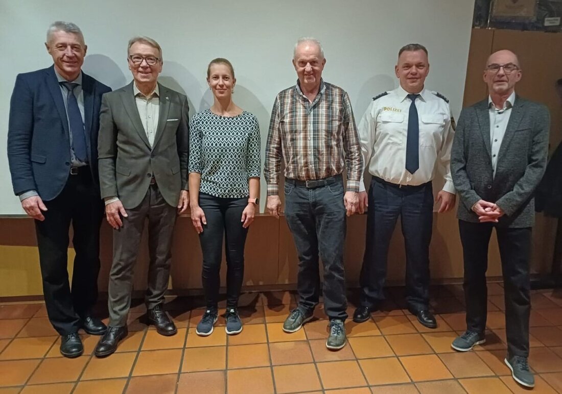 Weiden. Die Ortsverkehrswacht setzt ihre Arbeit für die Verkehrssicherheit fort, mit Aktionen wie dem Fahrsicherheitstraining für Senioren. Ehrengäste lobten die ehrenamtliche Tätigkeit und die Unterstützung für Verkehrssicherheitsprojekte.